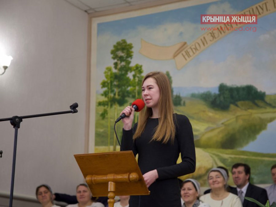 Валерия из Гродно рассказывает стихотворение в церкви д. Рубель